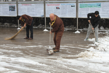 佳华科技组织员工扫雪活动6