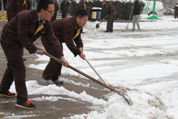 佳华科技组织员工扫雪活动8