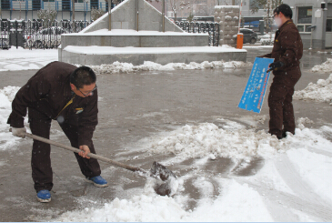佳华科技组织员工扫雪活动3