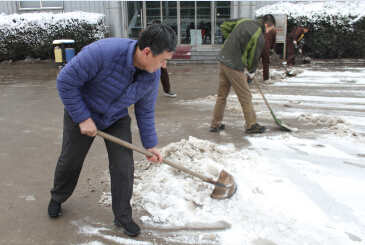 佳华科技组织员工扫雪活动2