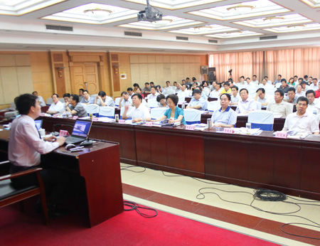 佳华科技董事长在运城做“物联网”专题会3