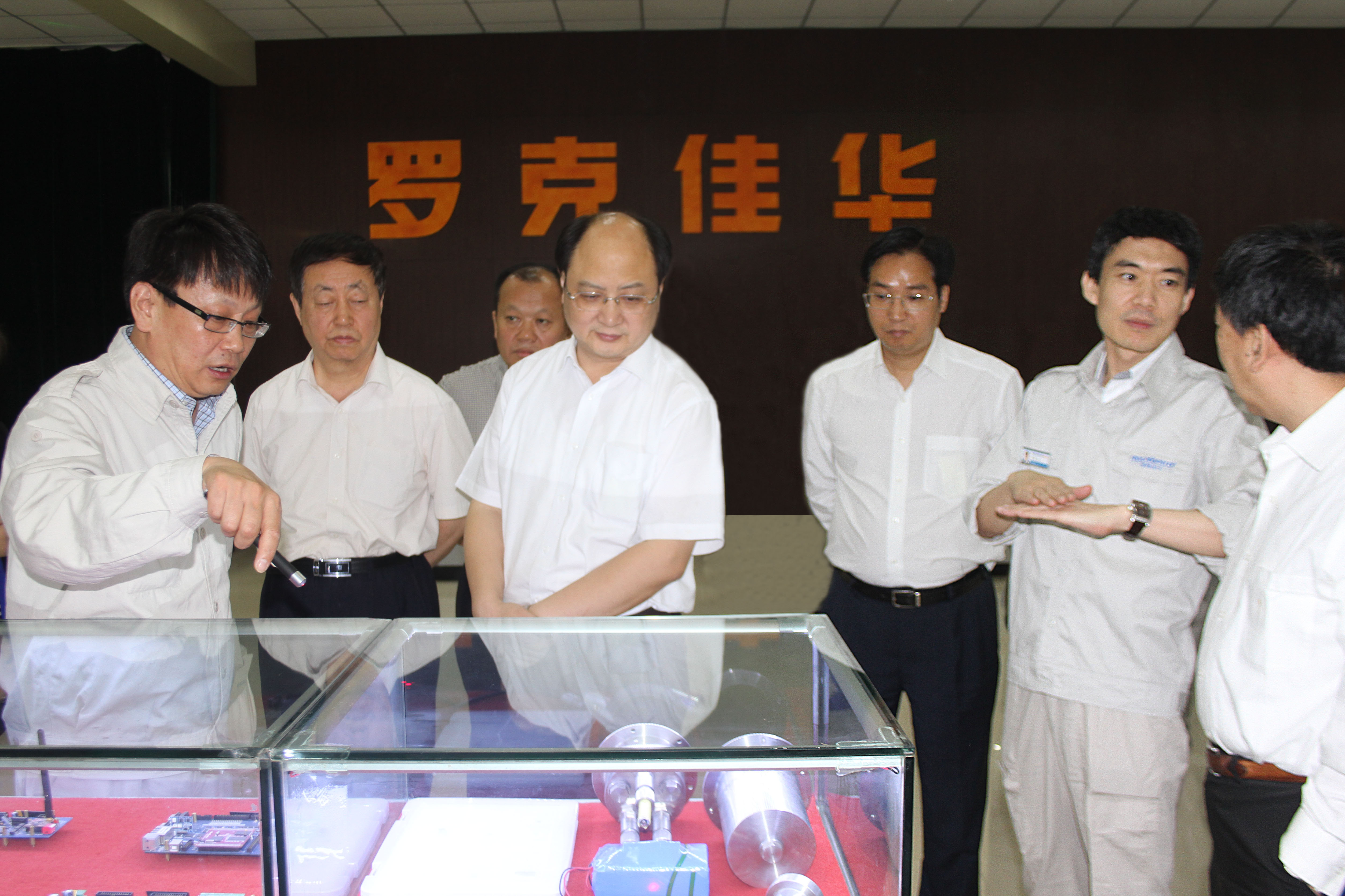 佳华科技董事长李玮接待海外学人中心主任袁方一行