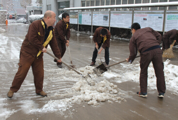 佳华科技组织员工扫雪活动7