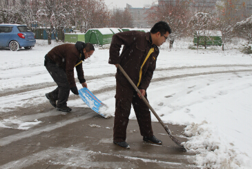 佳华科技组织员工扫雪活动11