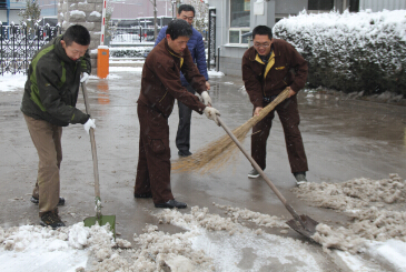 佳华科技组织员工扫雪活动1
