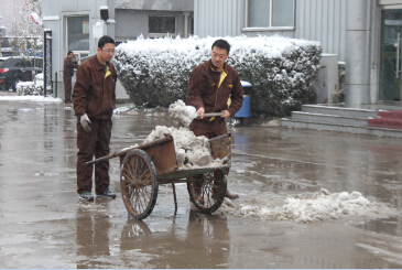 佳华科技组织员工扫雪活动10