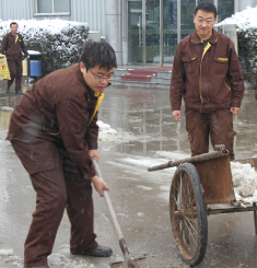 佳华科技组织员工扫雪活动12