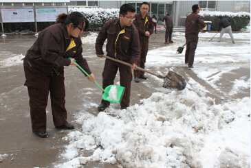 佳华科技组织员工扫雪活动9