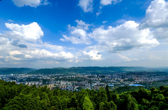 缙云山远眺北碚新城，蓝天下白云朵朵