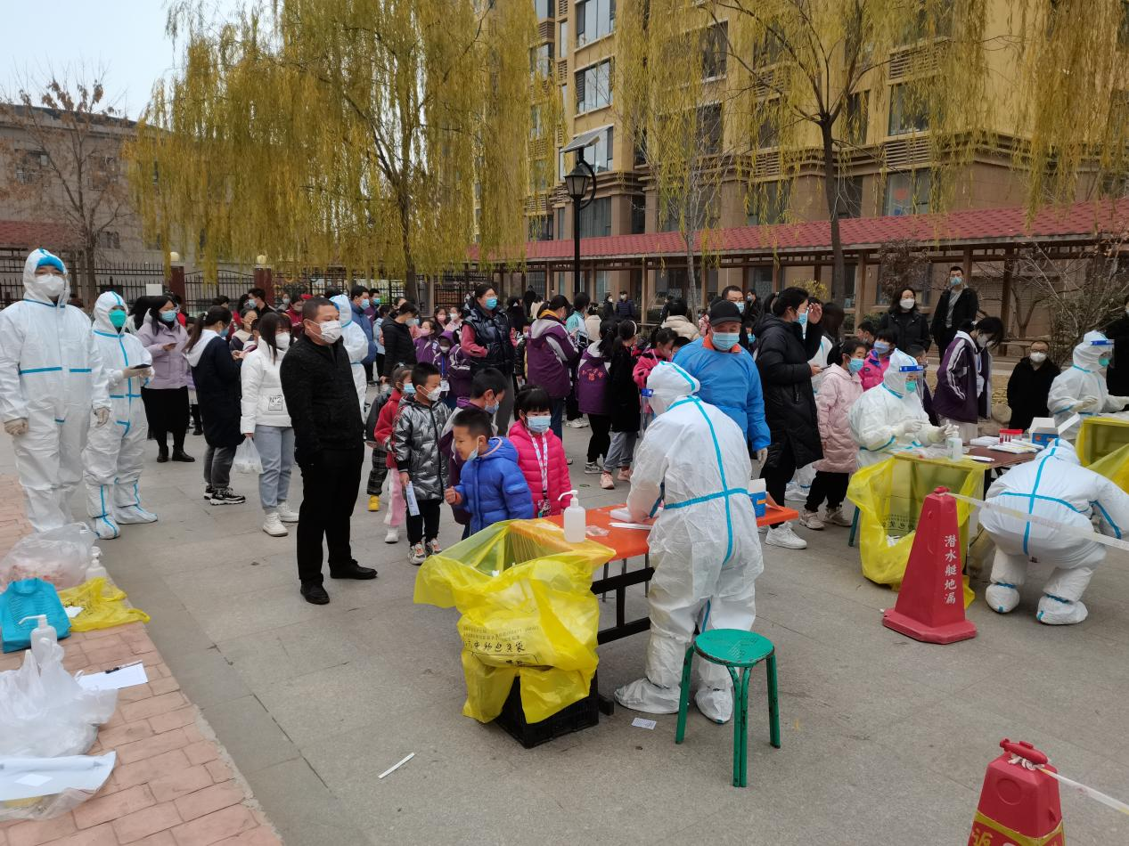 志愿者常吉进行核酸检测信息录入并维持秩序2.png