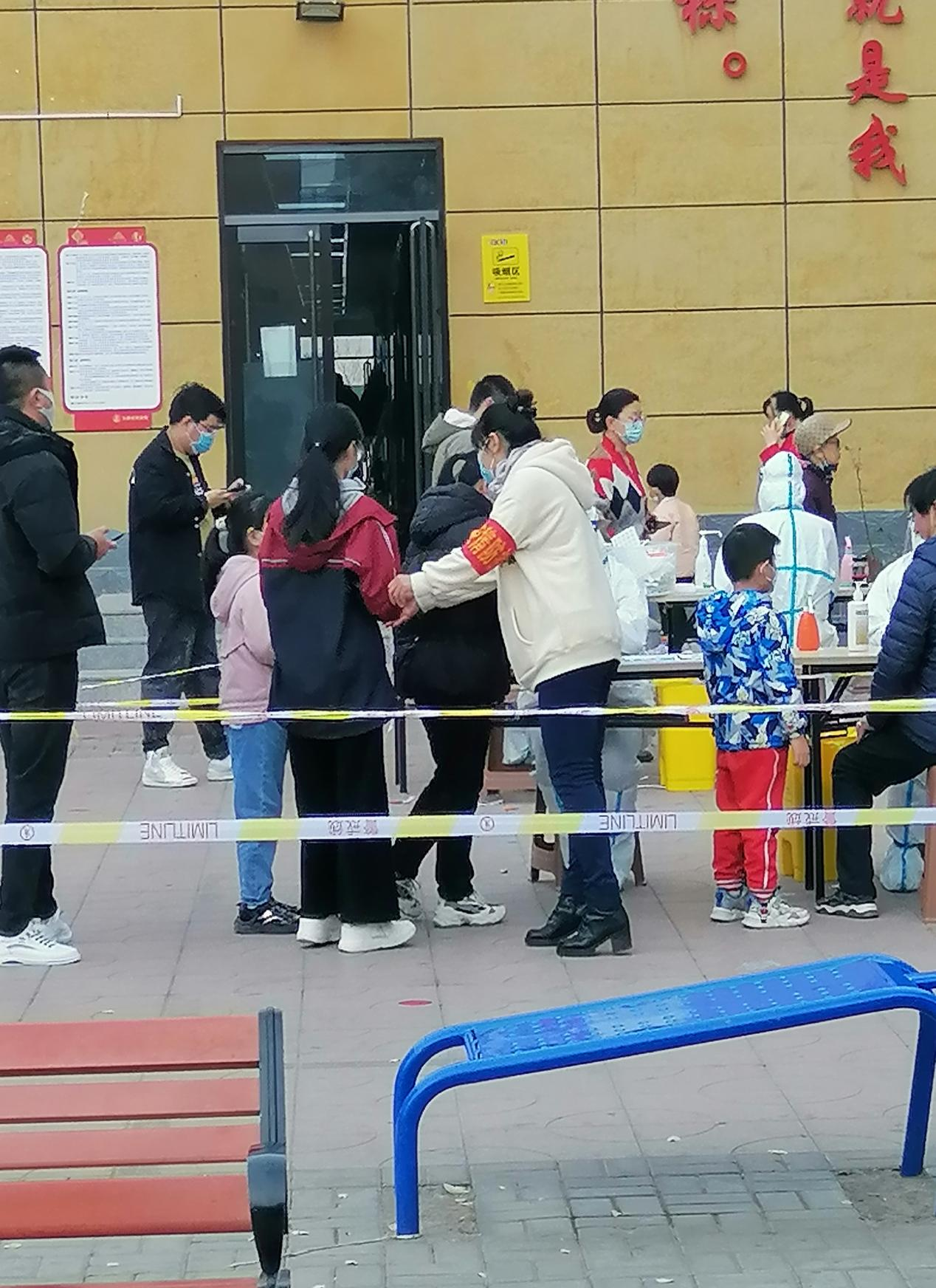 志愿者鞠轲引导居民扫场所码、测体温，有序排队等1.png