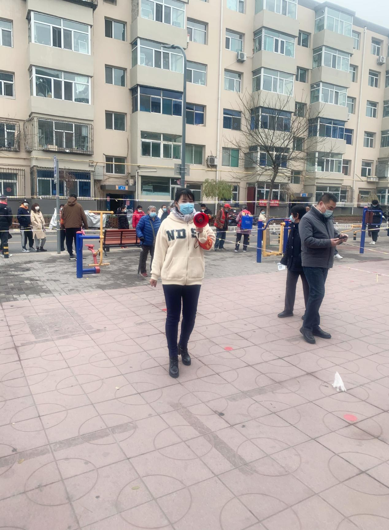 志愿者鞠轲引导居民扫场所码、测体温，有序排队等2.png