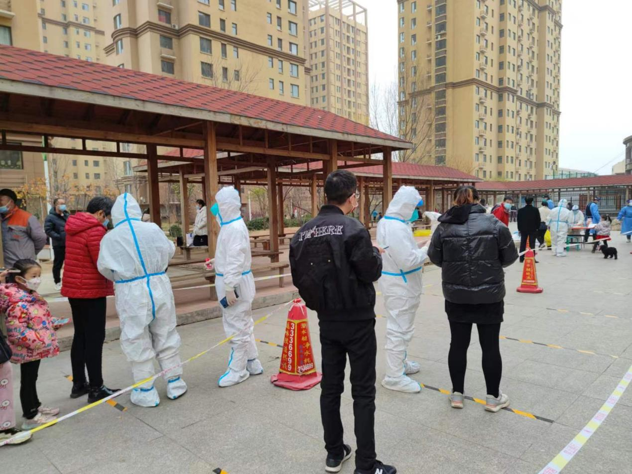 志愿者常吉正在进行人员核酸信息录入工作2.png